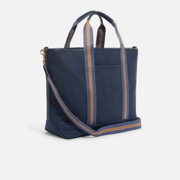 Coach Ellies Weekender - Picture 2 of 6